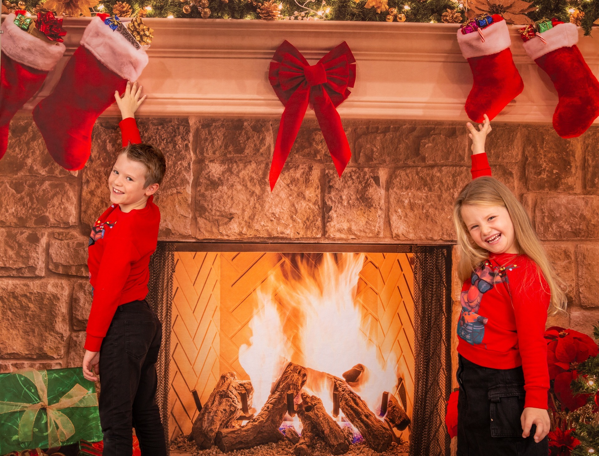 Fun Christmas sibling sessions - perfect for Christmas cards
